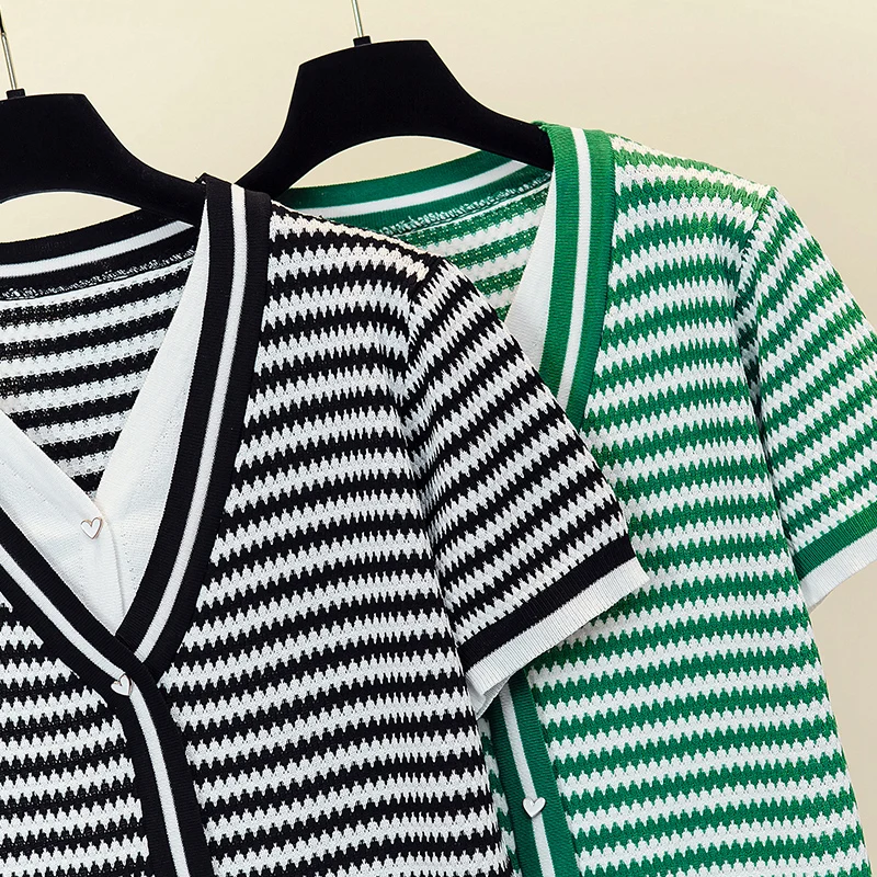 Женская футболка в полоску с V-образным вырезом и коротким рукавом