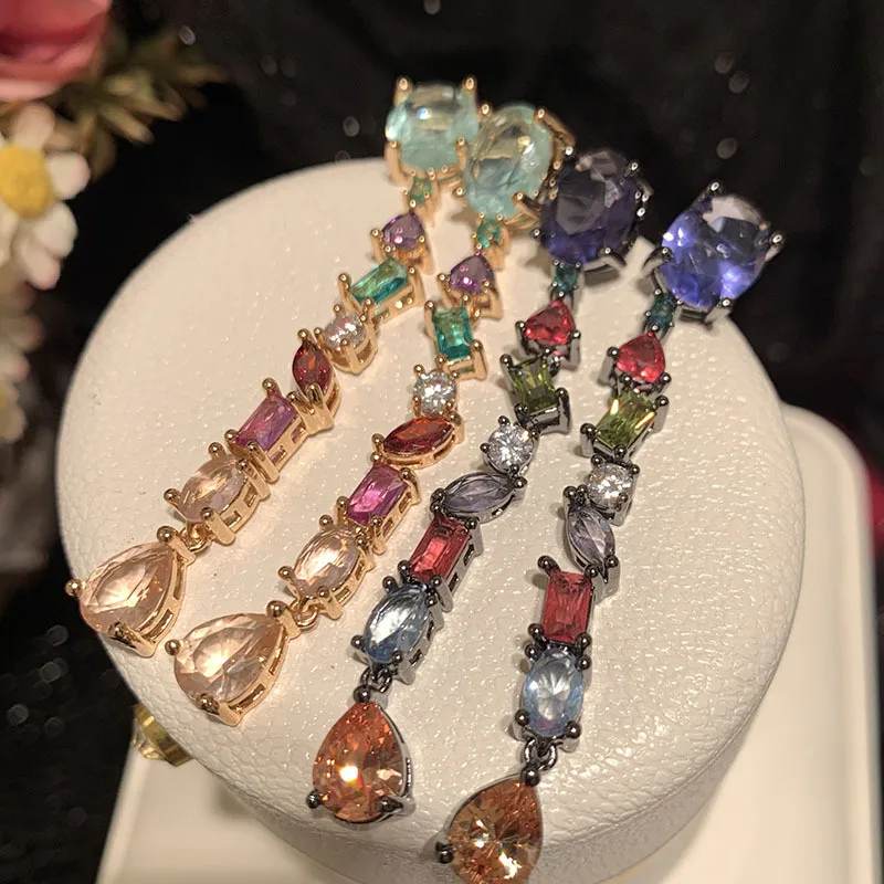 Женские серьги с разноцветным фианитом, длиной около 5,7 см