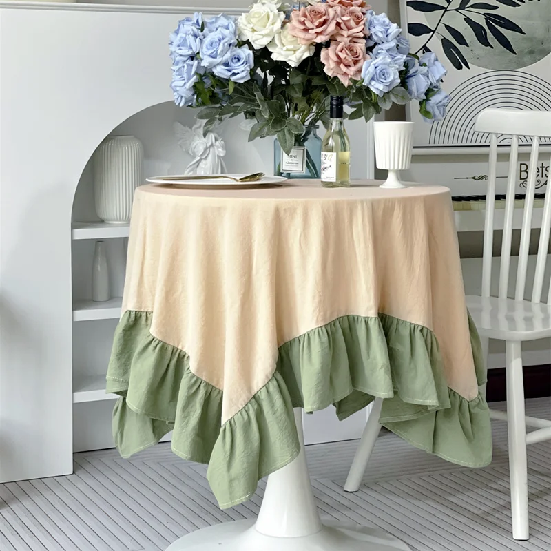 

Скатерть из хлопка красная с рюшами