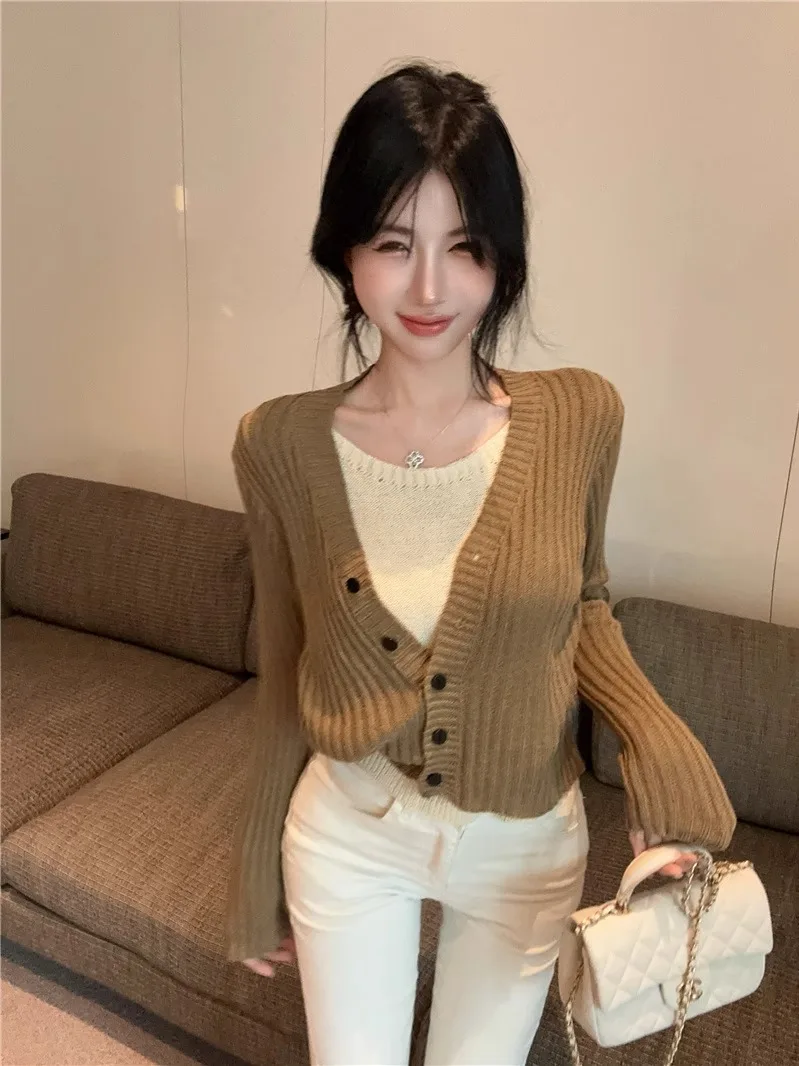 Вязаный кардиган с V-образным вырезом контрастных цветов