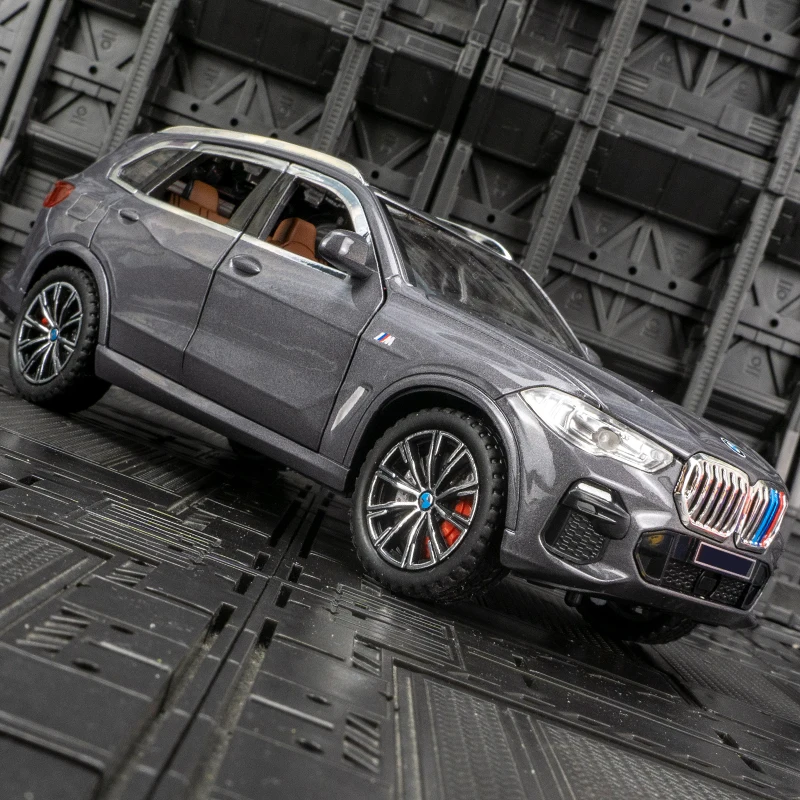 Фото Модель автомобиля BMW X5 из сплава металла в масштабе 1:24, двери, передний капот и багажник открываются, с функциями звука и света. №3