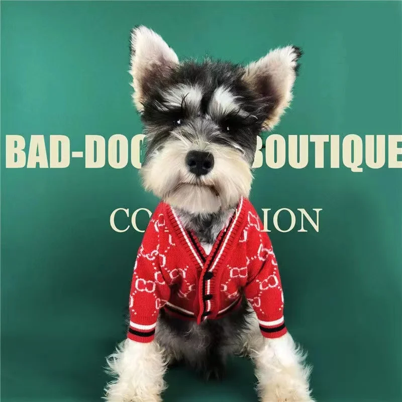 

Small dog clothing Autumn and winter clothing Warm high-end designer pet sweater coat suitable for small and medium-sized dogs