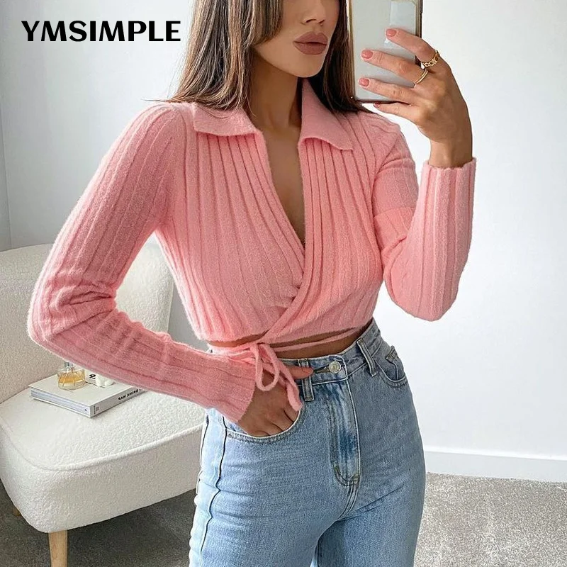 

Женский трикотажный укороченный свитер с глубоким V-образным вырезом и завышенной талией