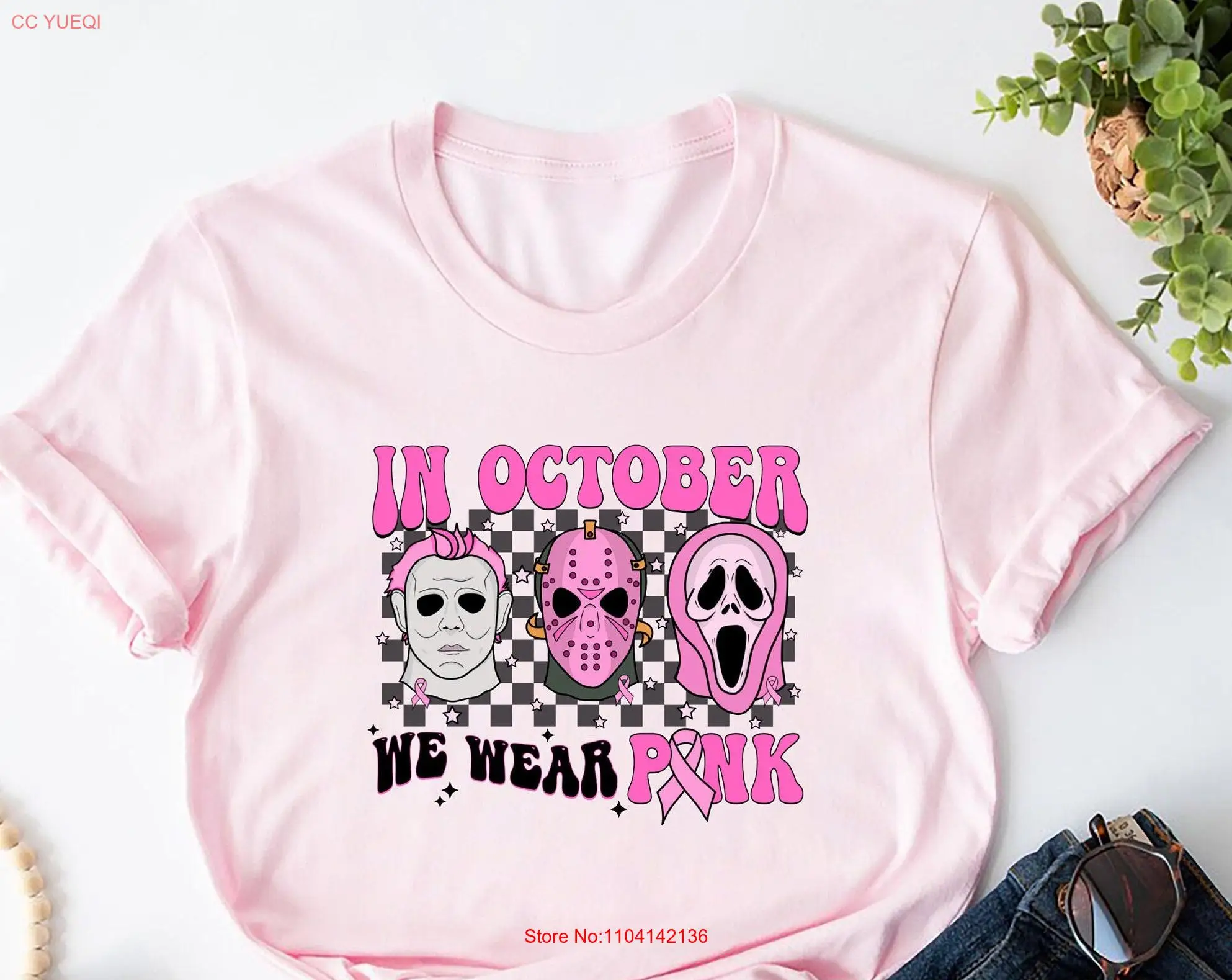 Октябрьская футболка с информацией о раке молочной железы в ношении розового