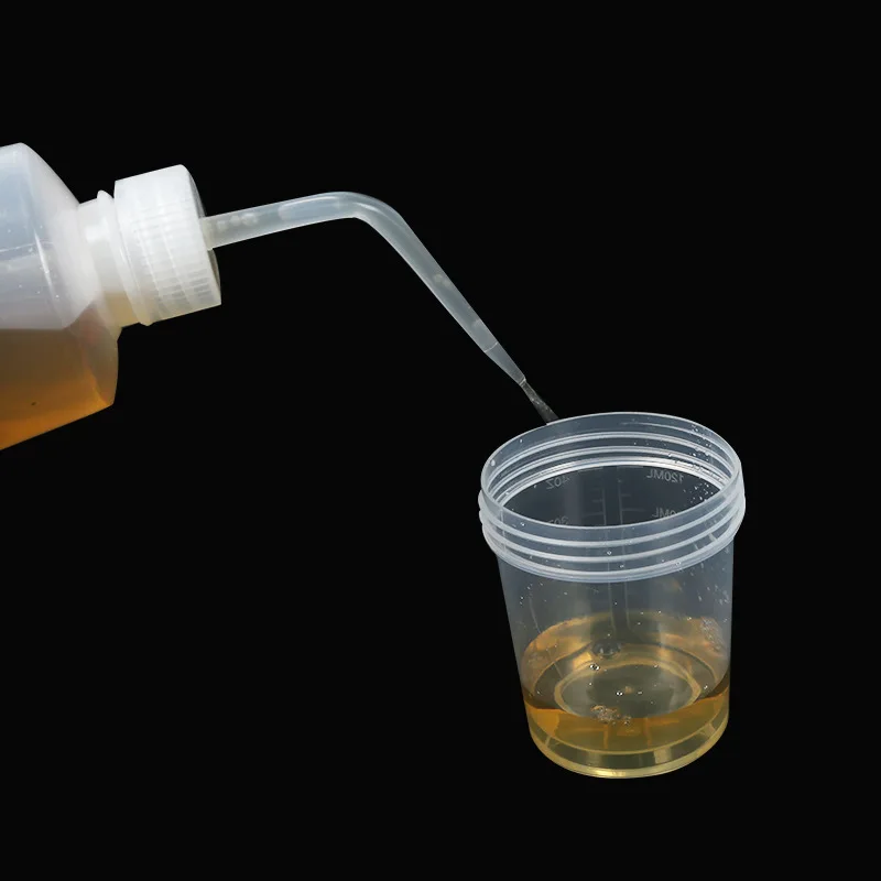 Бутылка для полива растений из пластика на 250/500 мл с изгибом и возможностью сжатия для распыления и очистки.