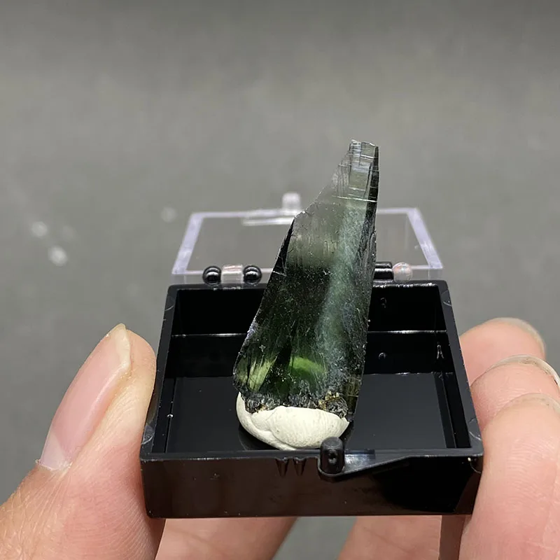 

100% натуральный редкий бразильский вивианит (синий железноарт) минеральные образцы камней Коллекции + размер коробки: 35*35*35 мм