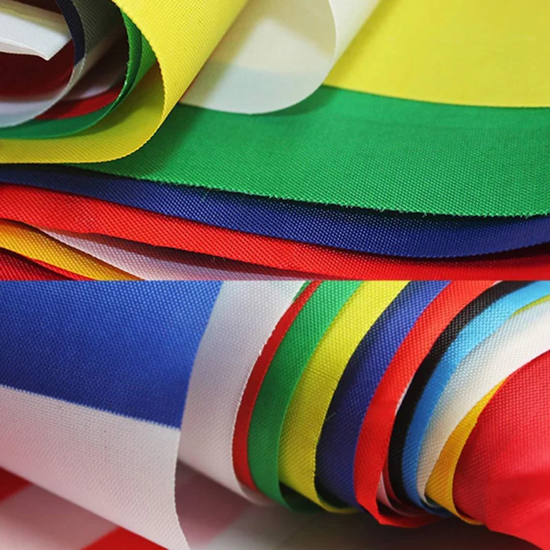 Флаги 100 стран подвешиваются флаг чемпионата мира 2022 года в Катаре флаги лучших 32