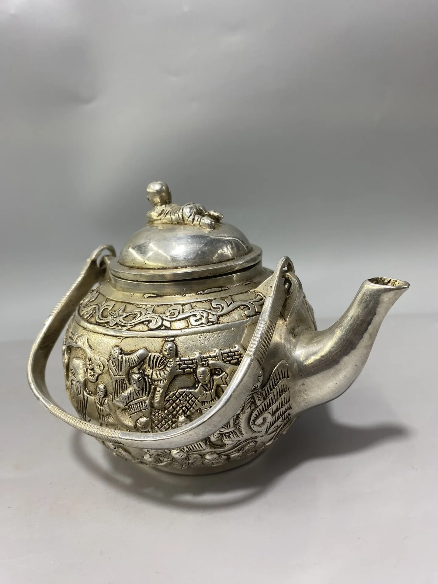 Белый медный горшок имеет красивый внешний вид изысканное мастерство и