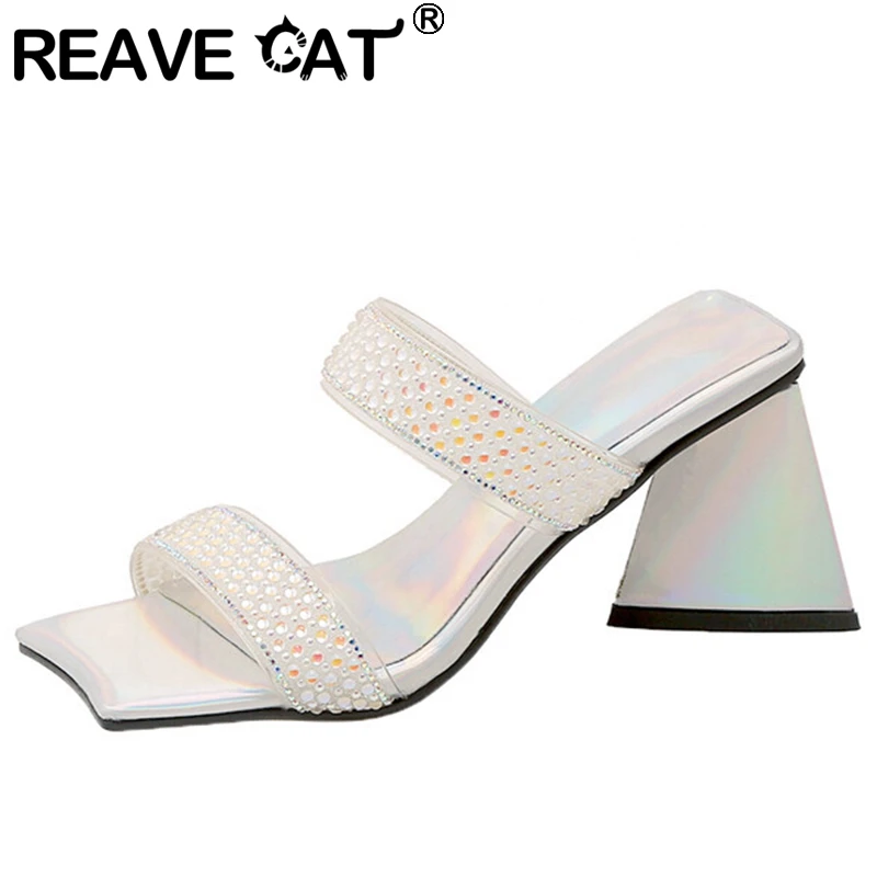 

Женские Босоножки на каблуке REAVE CAT, Новые Блестящие модные босоножки больших размеров 32-43, золотистые и Серебристые сексуальные летние босо...