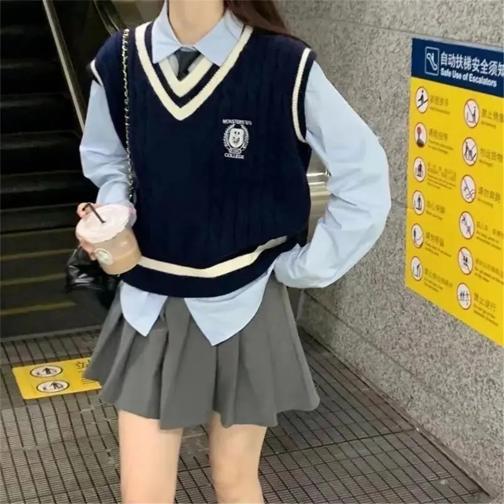 Женский свитер оверсайз в стиле преппи с V-образным вырезом