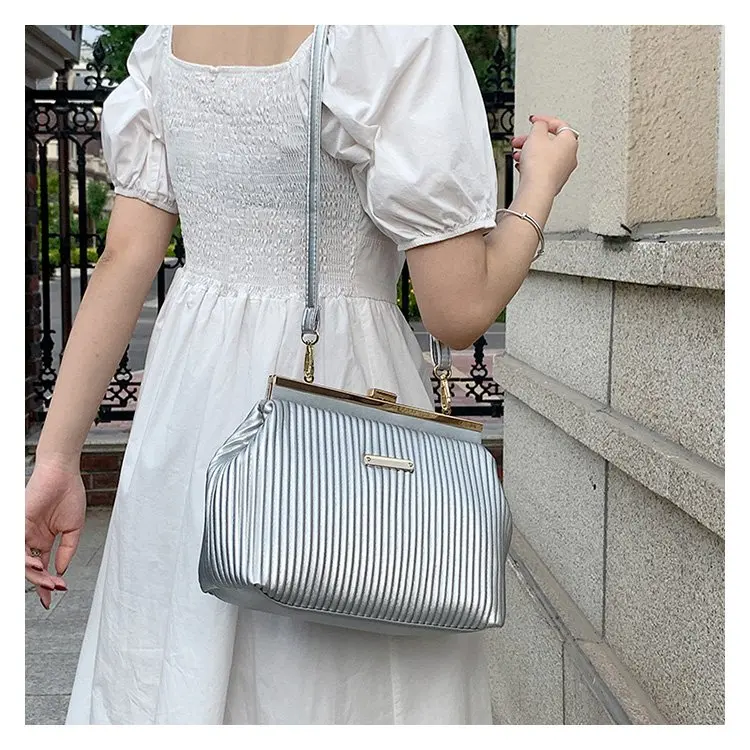 

New womens thick chain shoulder bag pu leather pleated cloud bag simple messenger bag casual ladies bag designer