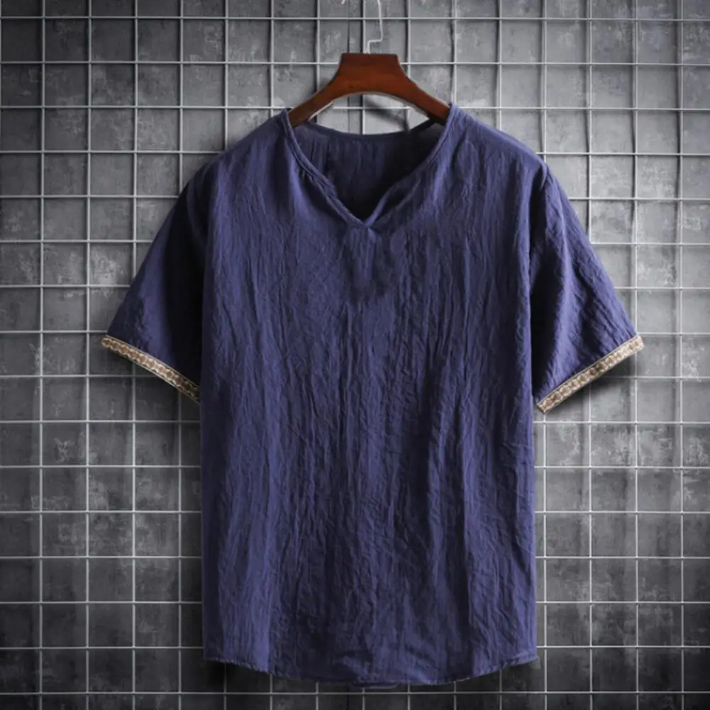 

Футболка мужская однотонная с коротким рукавом и V-образным вырезом