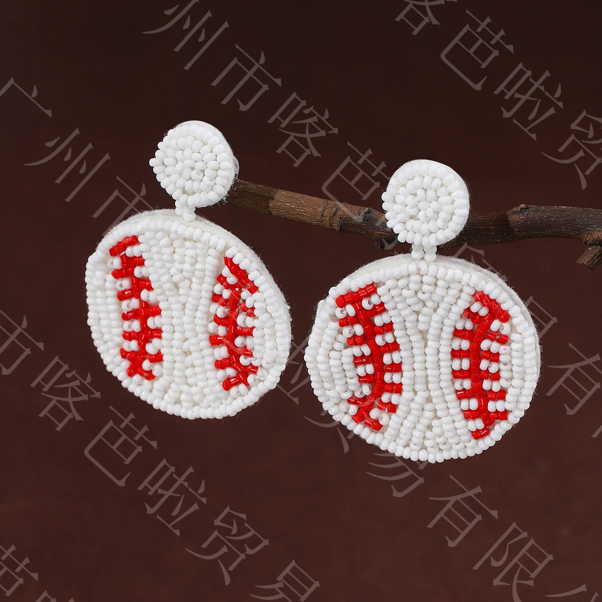 

Серьги ручной вязки, украшенные бисером, в стиле ретро