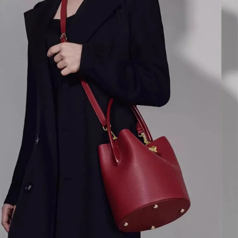 Красный дизайн большая вместительная сумка-ведро женская сумка новинка 2024