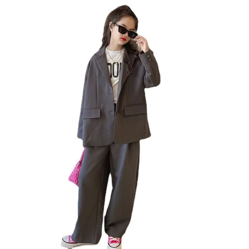 

Костюм-двойка женский из блейзера и брюк, на весну/осень