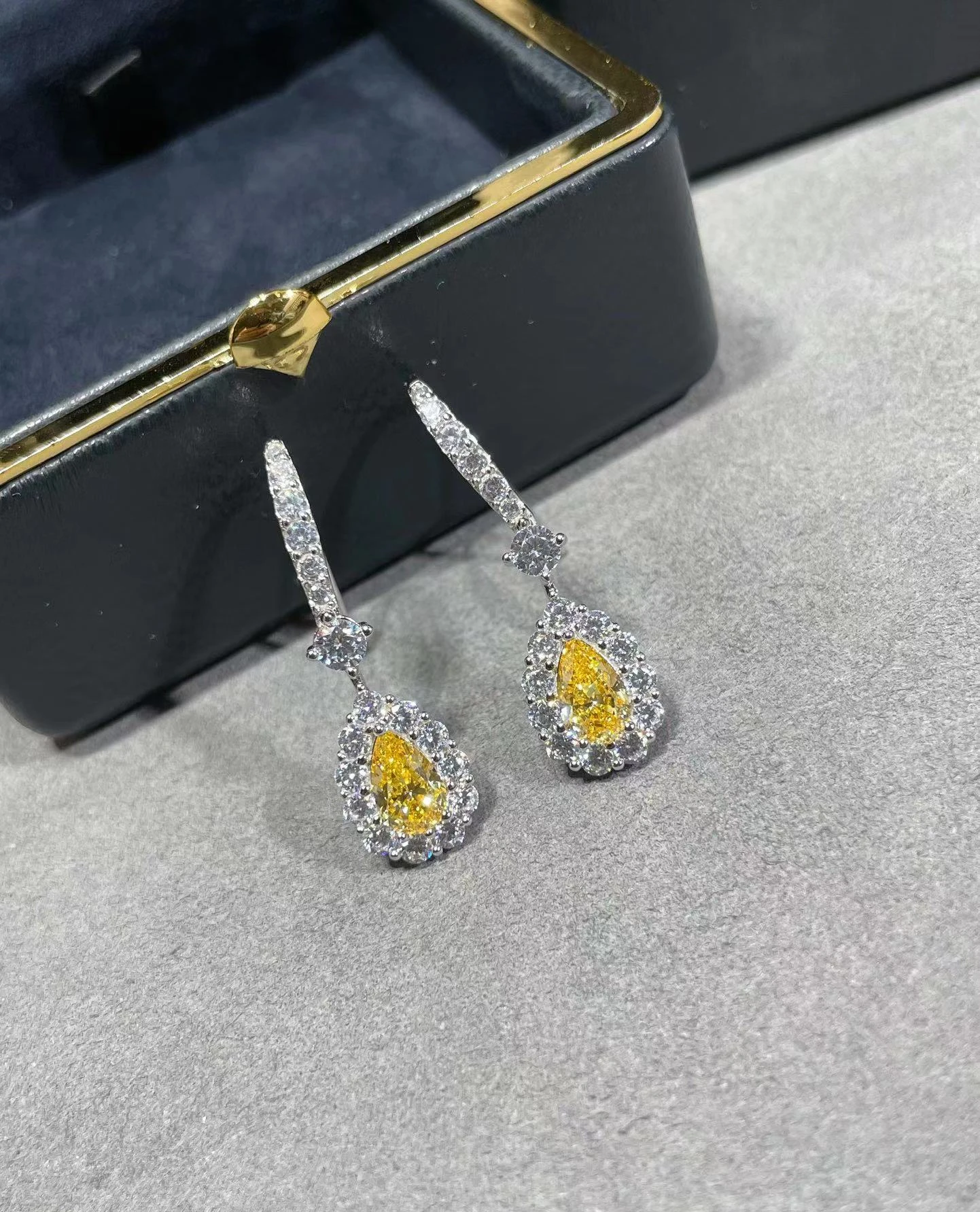 

Женские серьги из серебра 925 пробы с фианитами