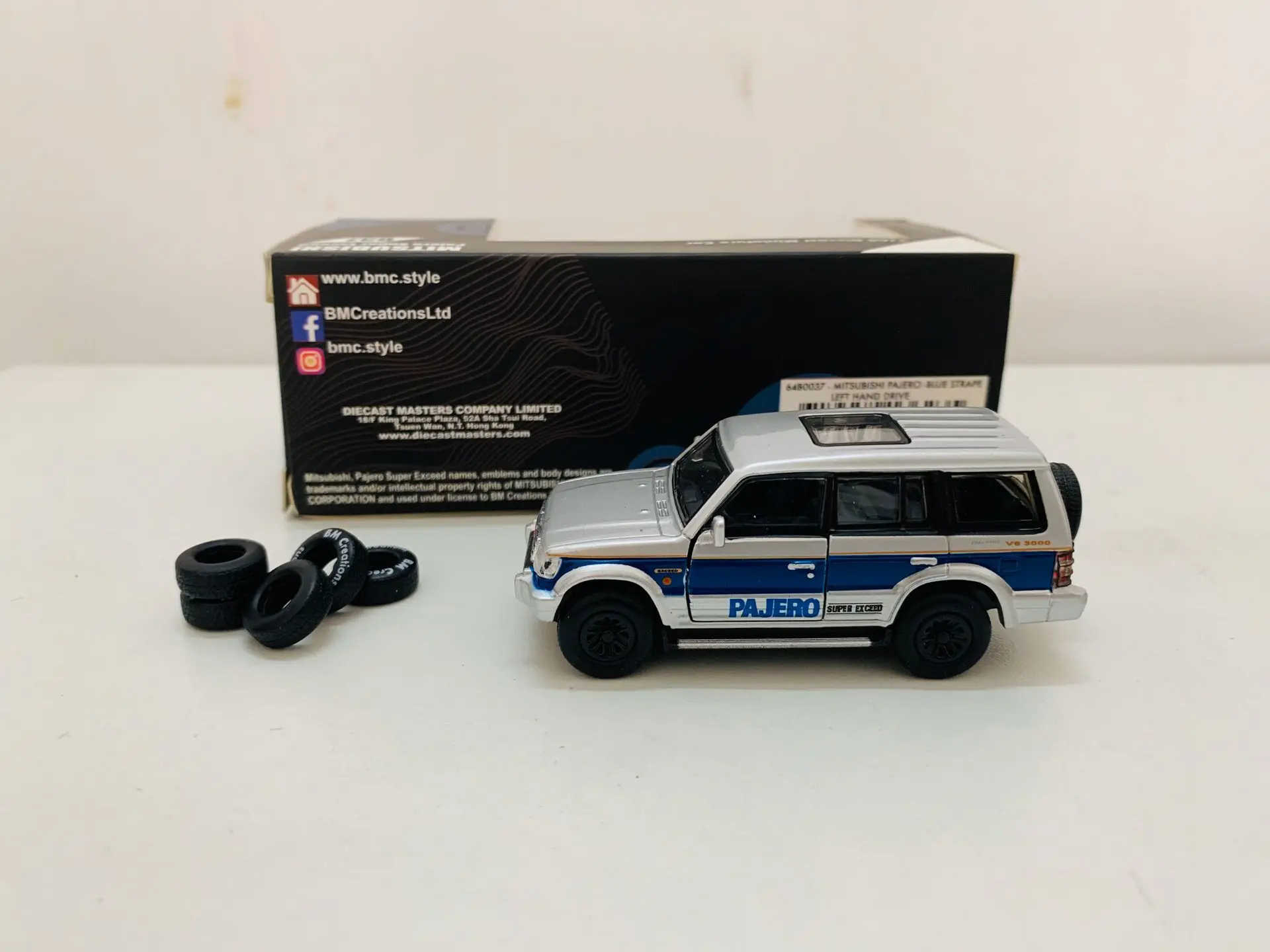 

Детский миниатюрный автомобиль с отлитым под давлением BM Innovations ish i Pajero Blue Stripe (LHD) масштаб 1:64, Новый в коробке