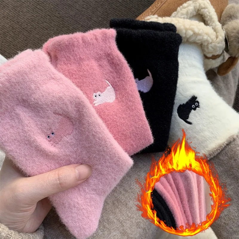 Плюшевые носки с милым котом зимние утолщенные теплые белые средней длины для