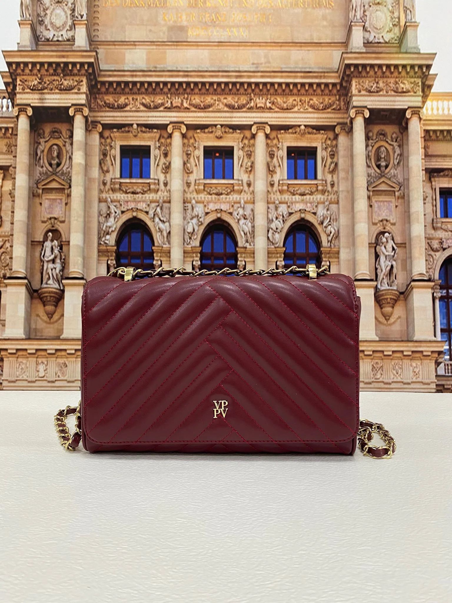 

2022 Women New Leather Messenger Bag Buckle Flip Metal Zipper Strap Versatile Wine Red Ch Same Material Design Neutral Leisure
