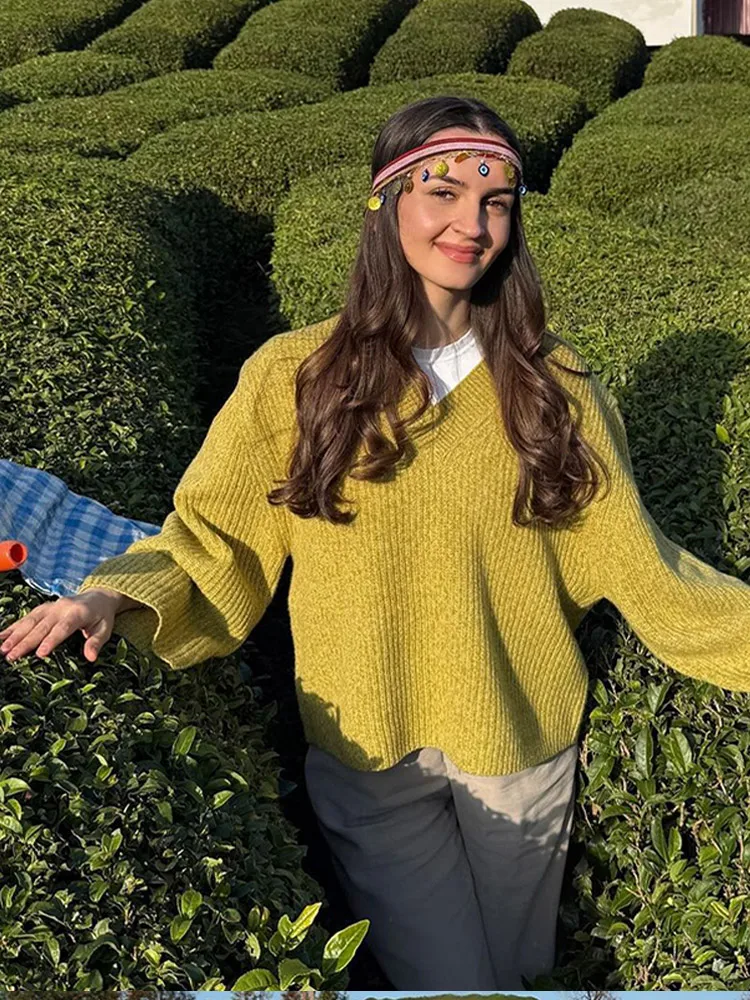 Модный зеленый свитер с v-образным вырезом и длинными рукавами элегантный