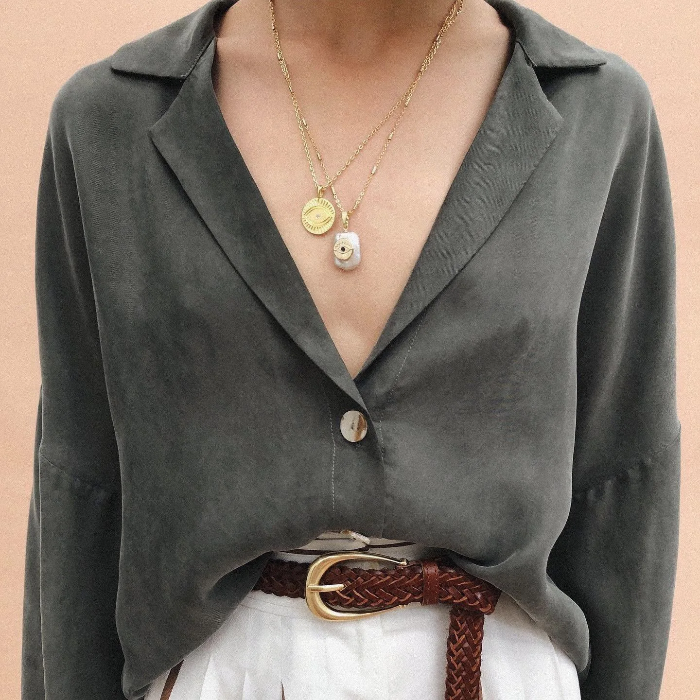 

Женская светильник ЗКА с длинным рукавом и V-образным вырезом