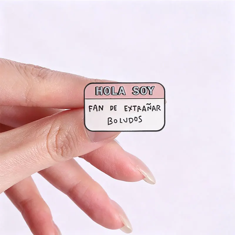 Фото Значок-брошь с испанской надписью «Hola Soy Fan De Las Malas Decisiones» (Я — фанат неправильных решений), эмалированный, с эффектом «имитация дEMENTИА», компьютерный, выдвижной, испанская брошь, значок для сумки, нагрудный значок №5