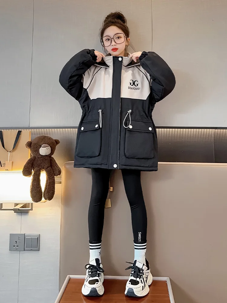 Утепленная верхняя одежда средней длины на флисовой подкладке женская зимняя