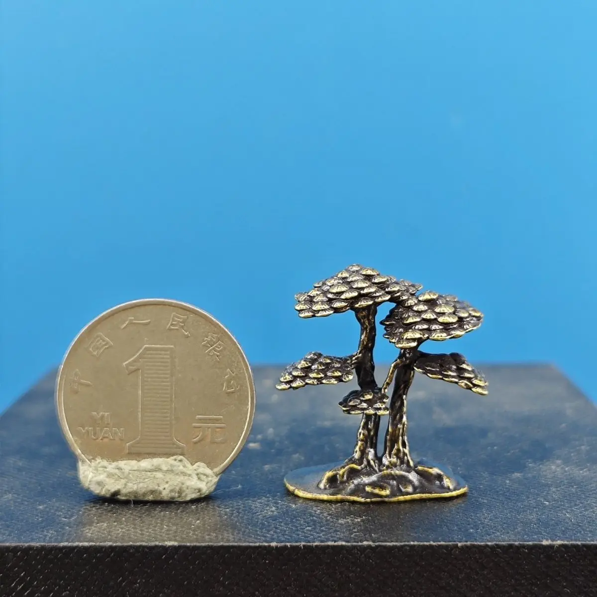 

Миниатюрная латунная статуэтка сосны