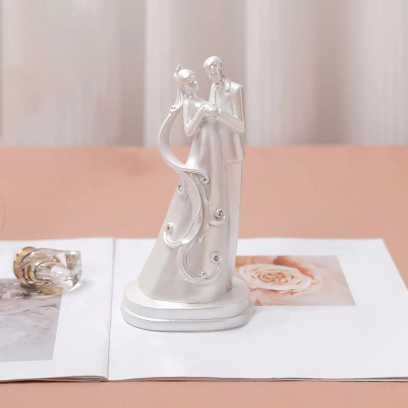 

Bride and Groom Resin Figurine Couple Dolls Cake Stand for Wedding Party