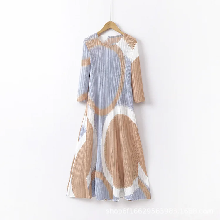 

Miyake pleated new spring temperament ladies printed skirt covers the belly and looks thin blue mid-sleeve dress