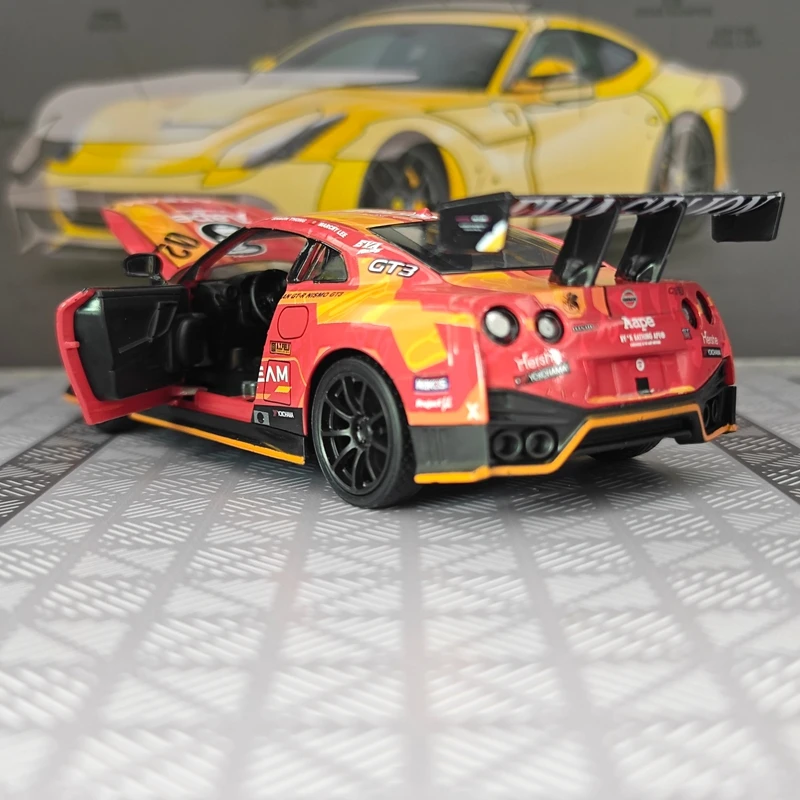 Фото Модель автомобиля Nissan GT-R NISMO R35 из сплава, масштаб 1:32, с открывающимися дверями, имитацией звуковых и световых эффектов, богатой детализацией. №4