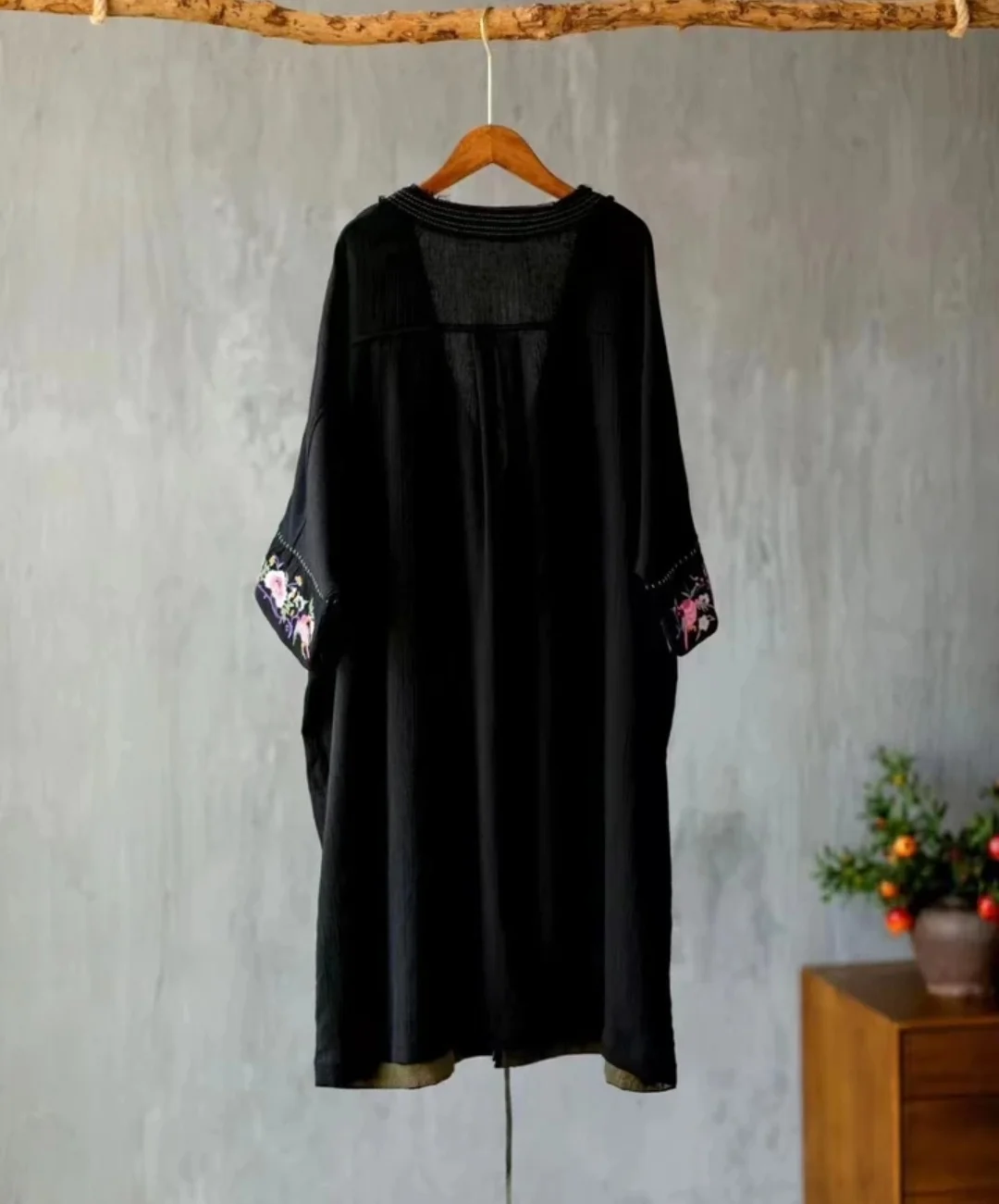 Женский длинный кардиган с вышивкой черный хлопково-льняной на шнуровке одежда