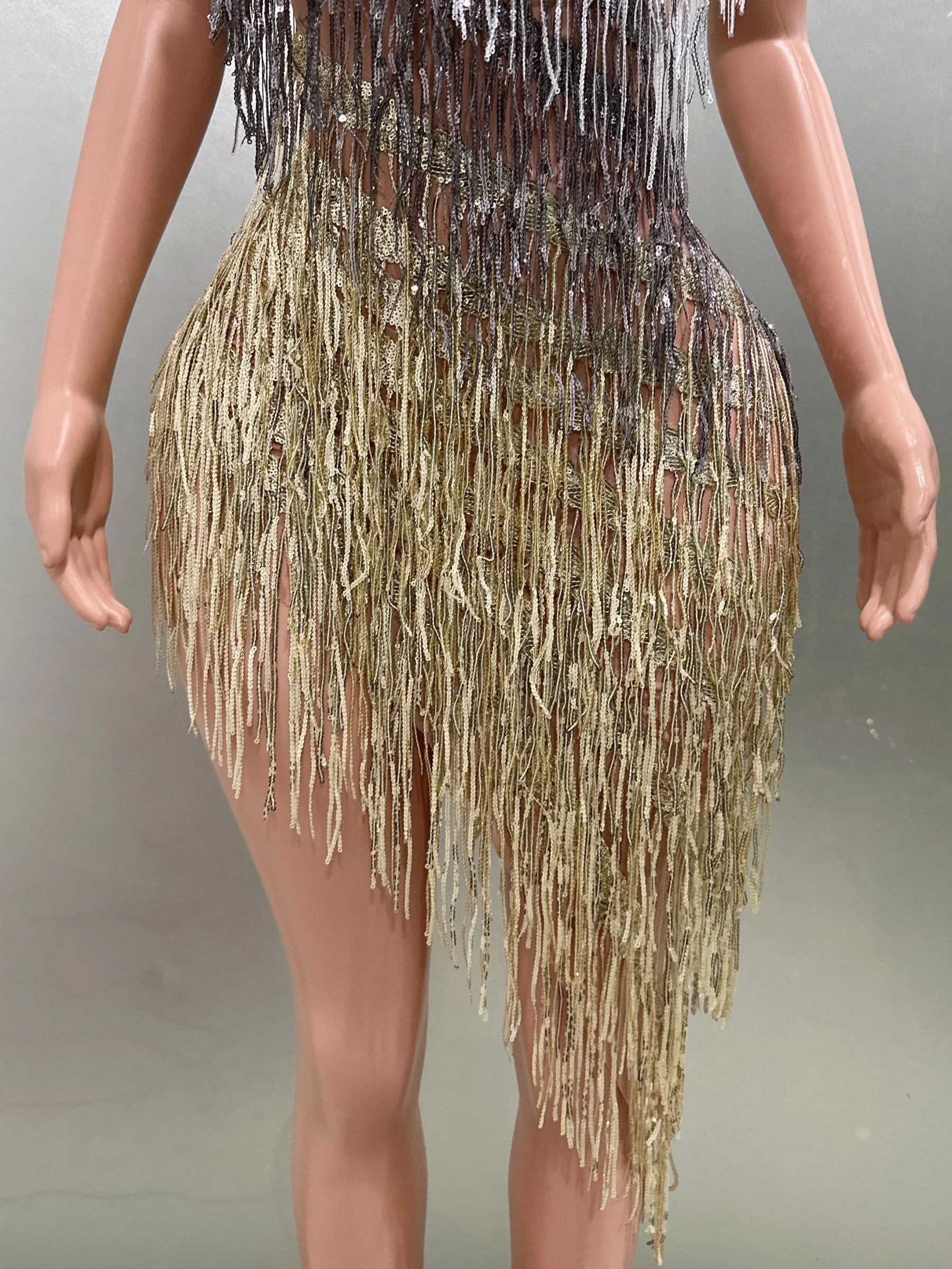 Платье-футляр на одно плечо с блестящими кисточками