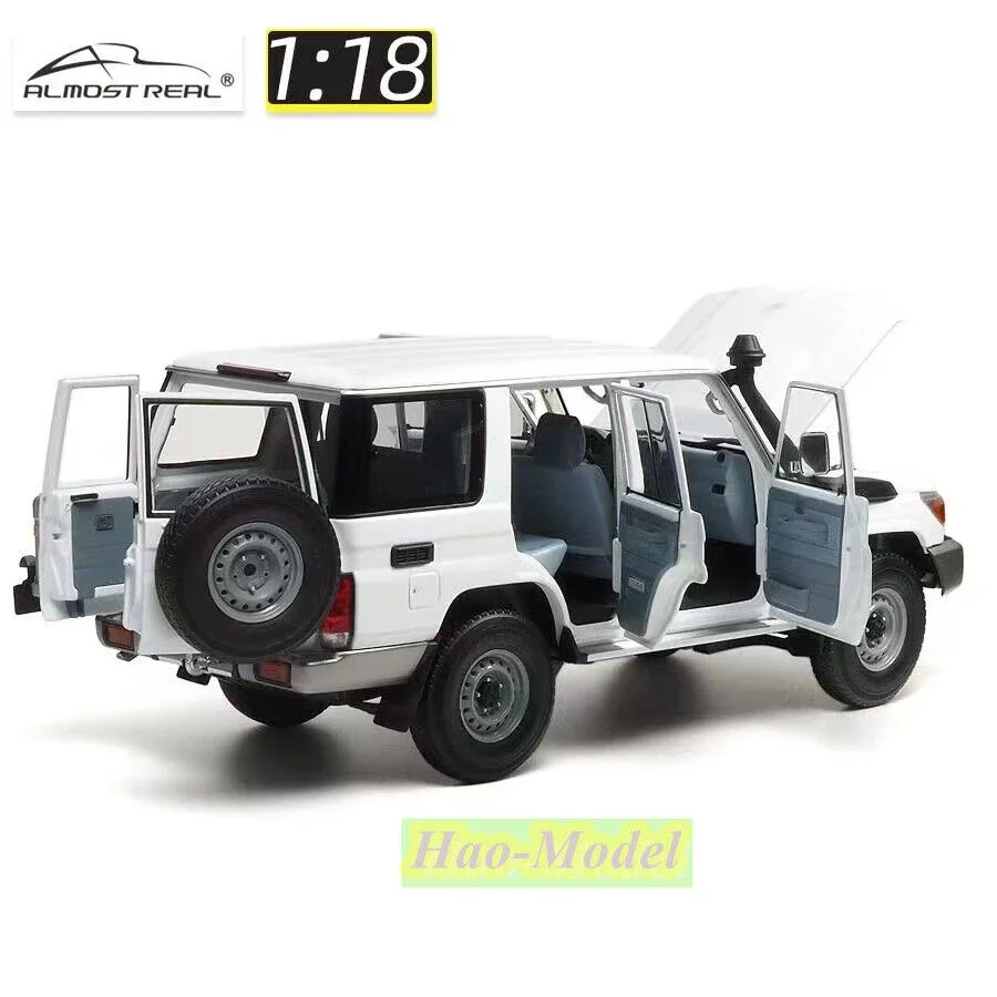 Модель автомобиля из сплава под давлением для Toyota LC76 1/18 2017