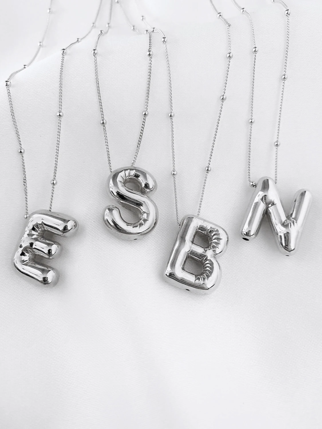 Ожерелье с инициалом пузырьков из нержавеющей стали серебряного цвета