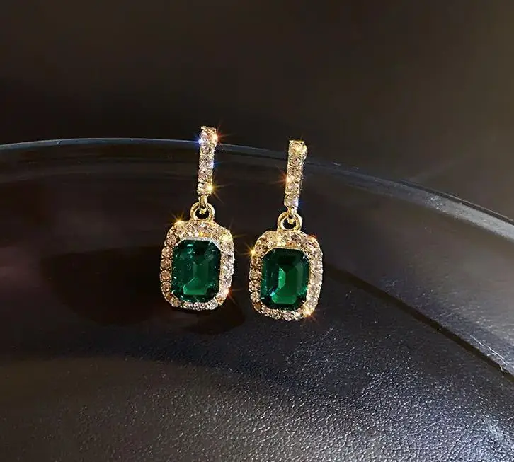 

Женские серьги-гвоздики из серебра, с изумрудом