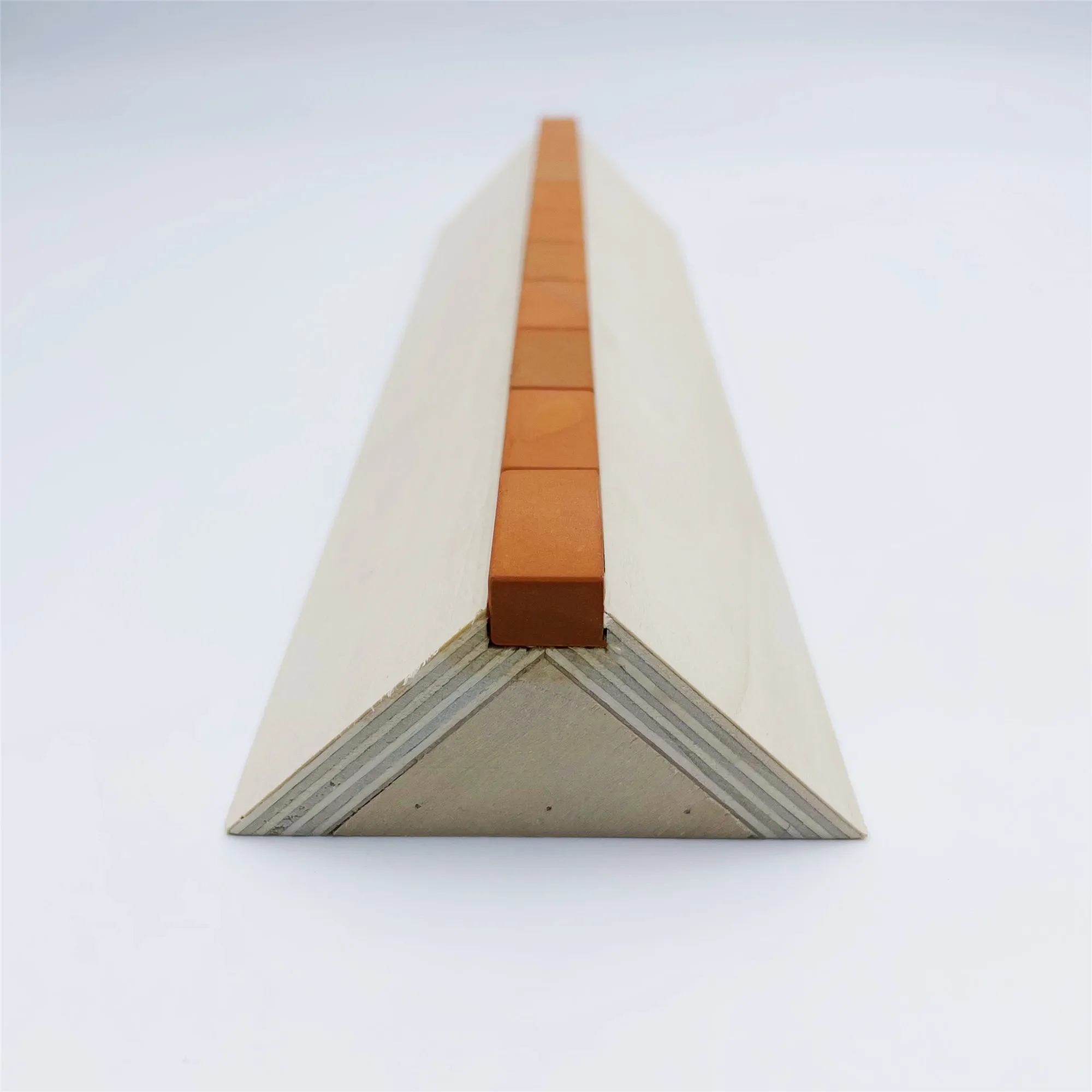 

Рампа для грифа, деревянное препятствие треугольной формы с реальными кирпичами