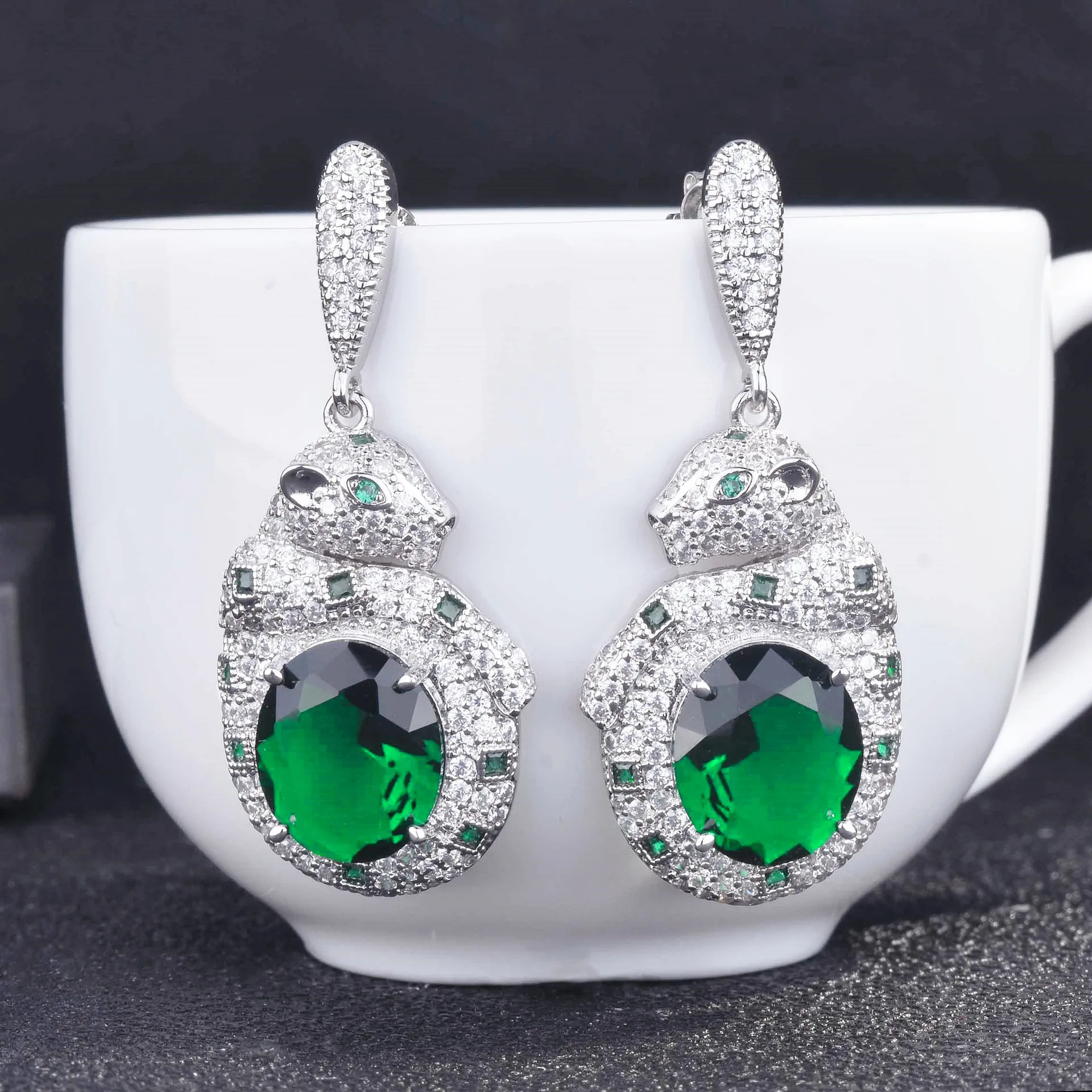 

Luxury Leopard Head Design Earrings For Women Fashion Shiny Green Crystal Dangle Drop Earring Banquet Party Jewelry Gifts