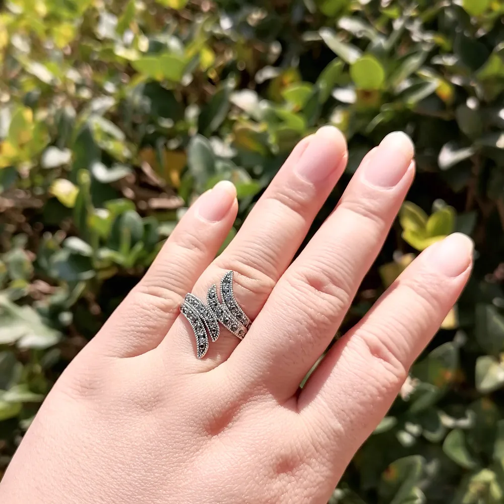 Кольцо Ajojewel черные стразы крылья ангела