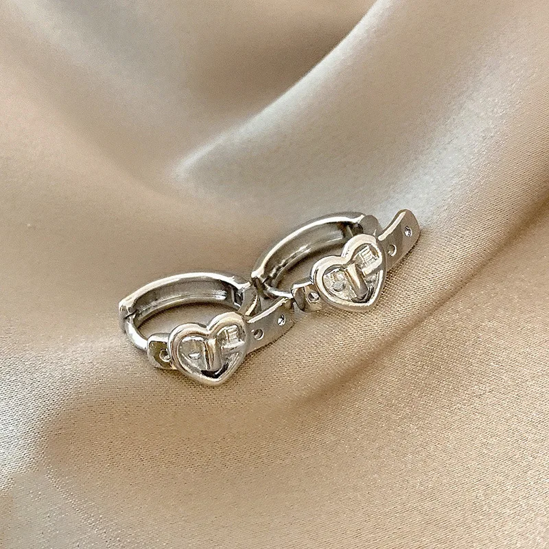 

Модные серьги в виде романтичного ремня