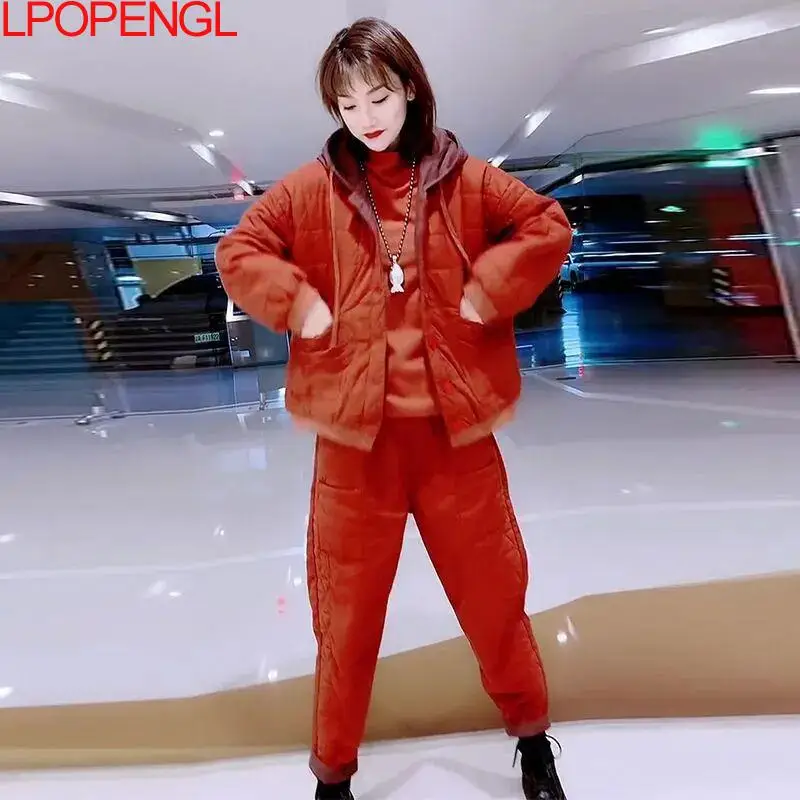 

Женская Стеганая куртка с капюшоном и брюки на шнуровке