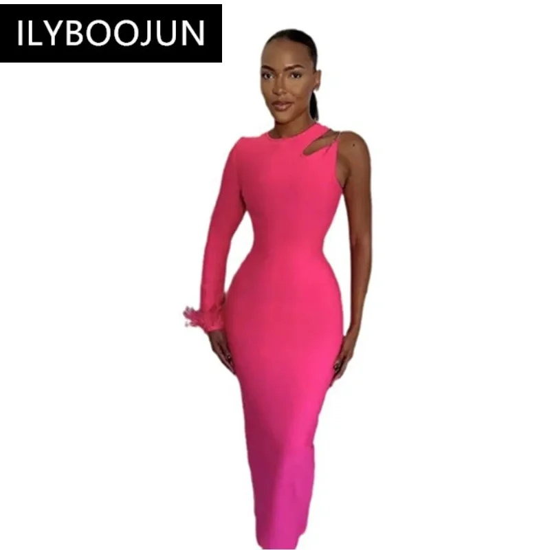 Женское облегающее платье с рукавами-цепочками и перьями