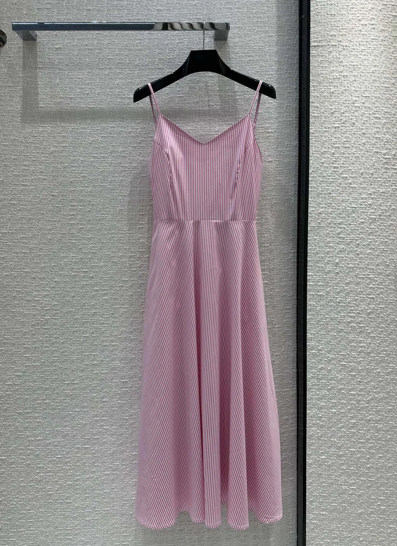 

Длинное платье в полоску, с лямкой на шее и открытой спиной