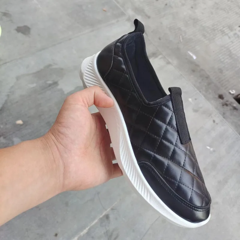 Кроссовки женские на плоской подошве с круглым носком и блестками