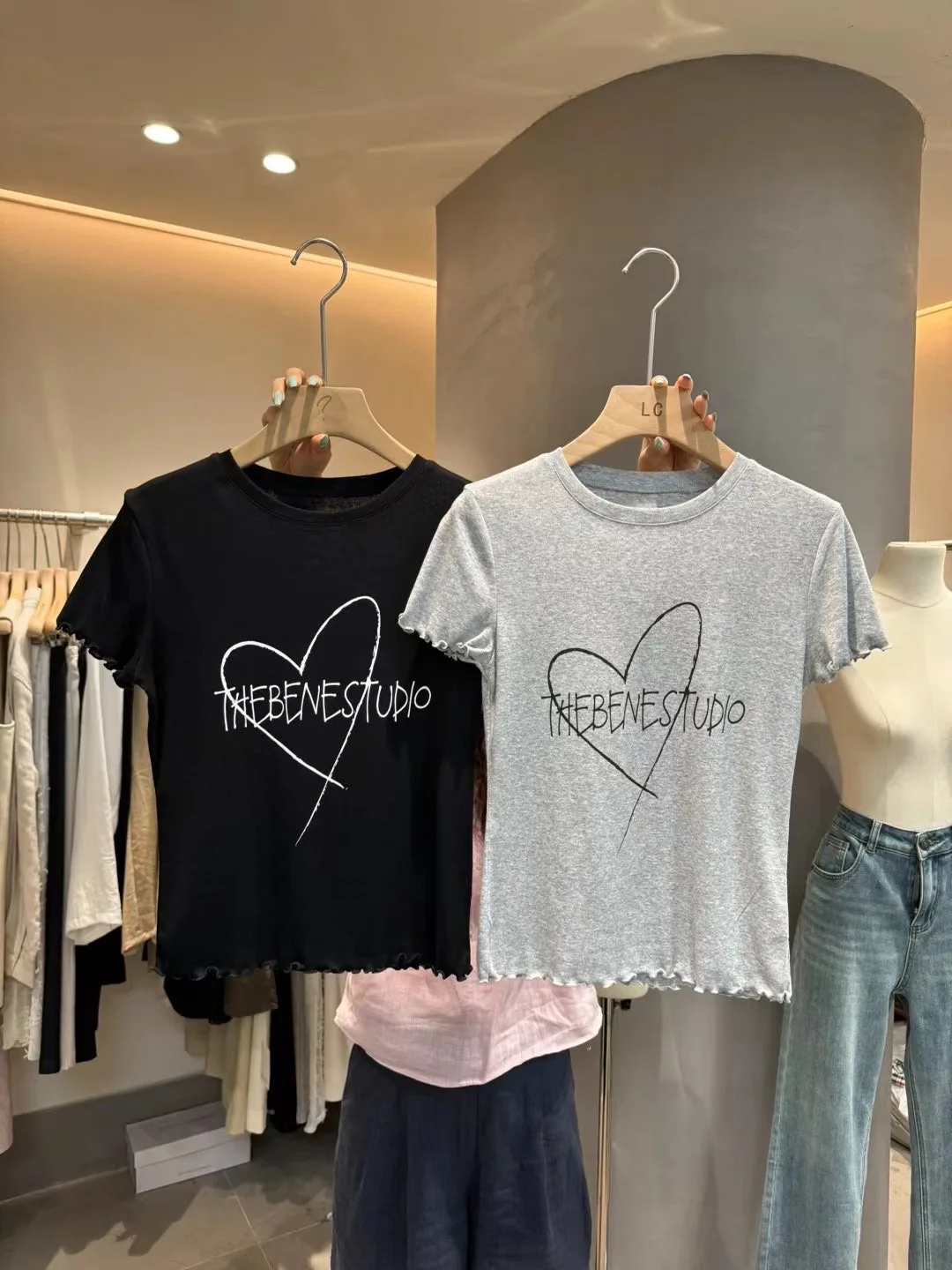 Женская футболка с коротким рукавом надписью на деревянном ухе