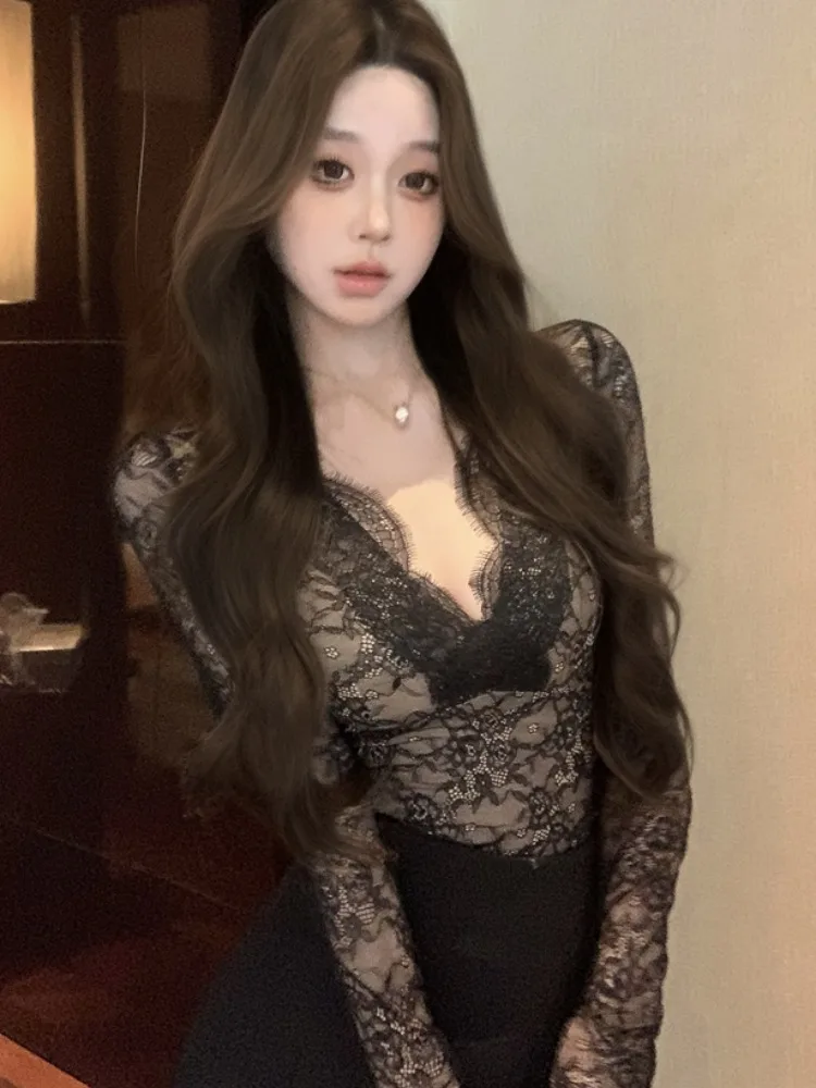 Сексуальный слегка прозрачный кружевной топ с длинными рукавами и v-образным