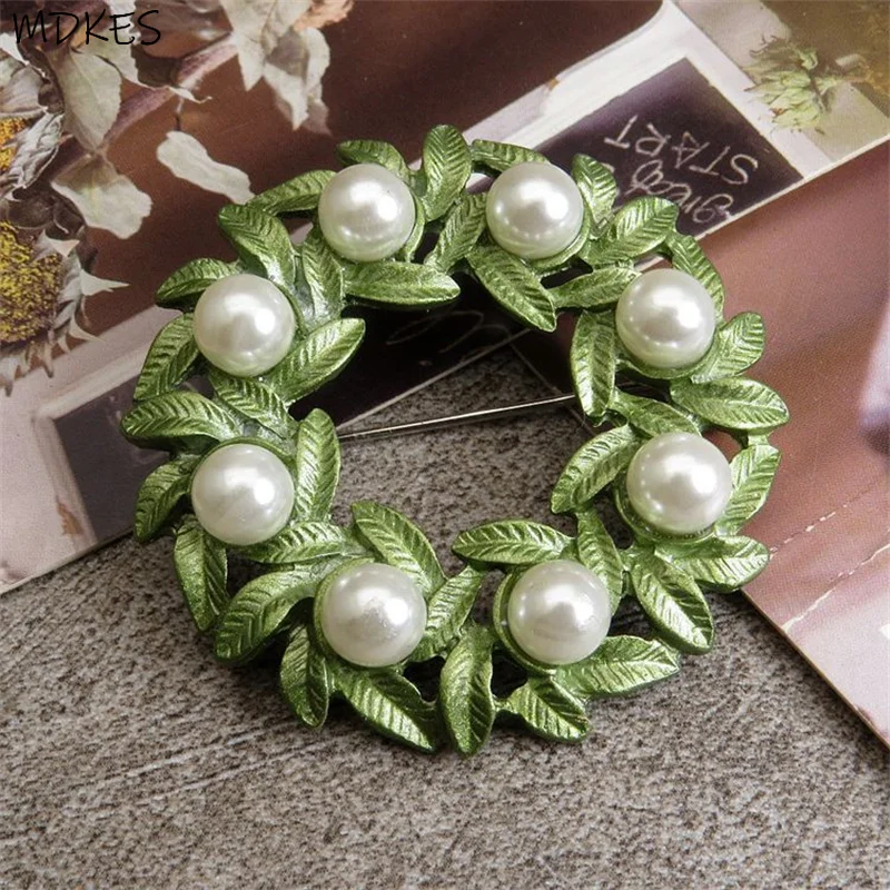 

Clothing Accessories Street Contrast Color Wreath Simple Retro Fashion Men and Women Brooch Badge Gift