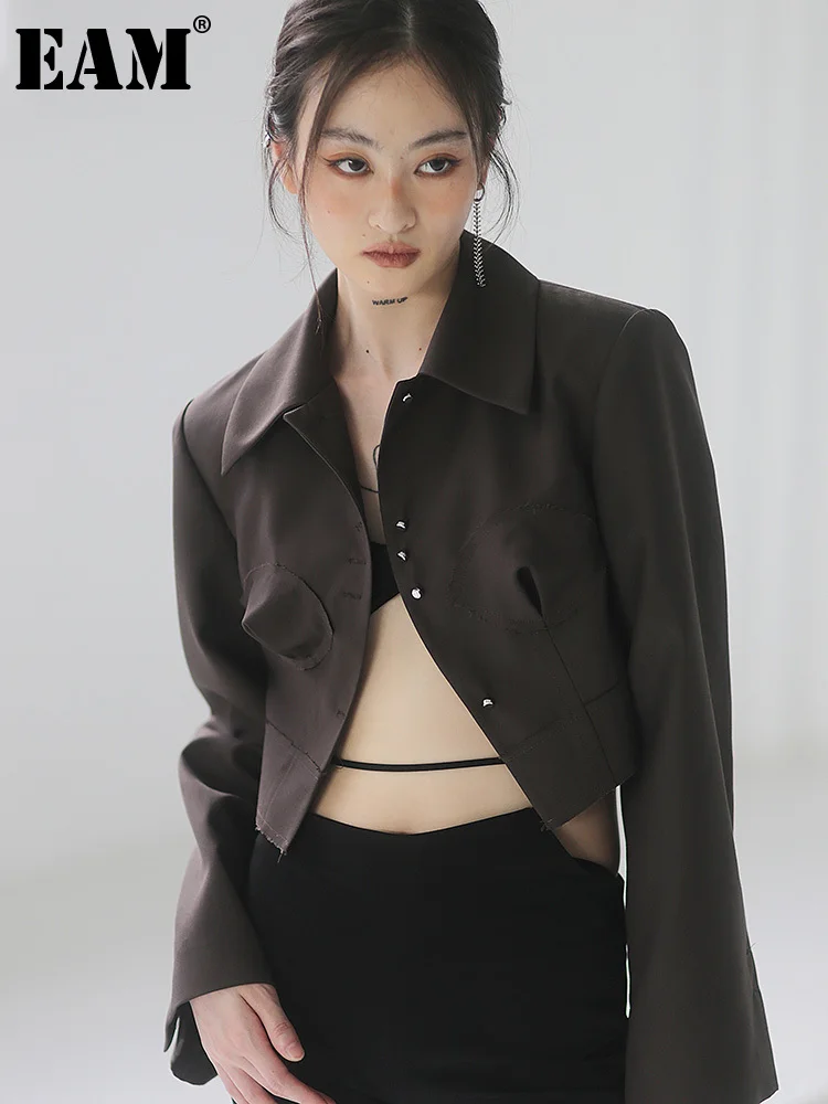 

[EAM] Women Brown Brief Irregular Short Blazer New Lapel Long Sleeve Loose Fit Jacket Fashion Tide Spring Autumn 2023 1DF0958