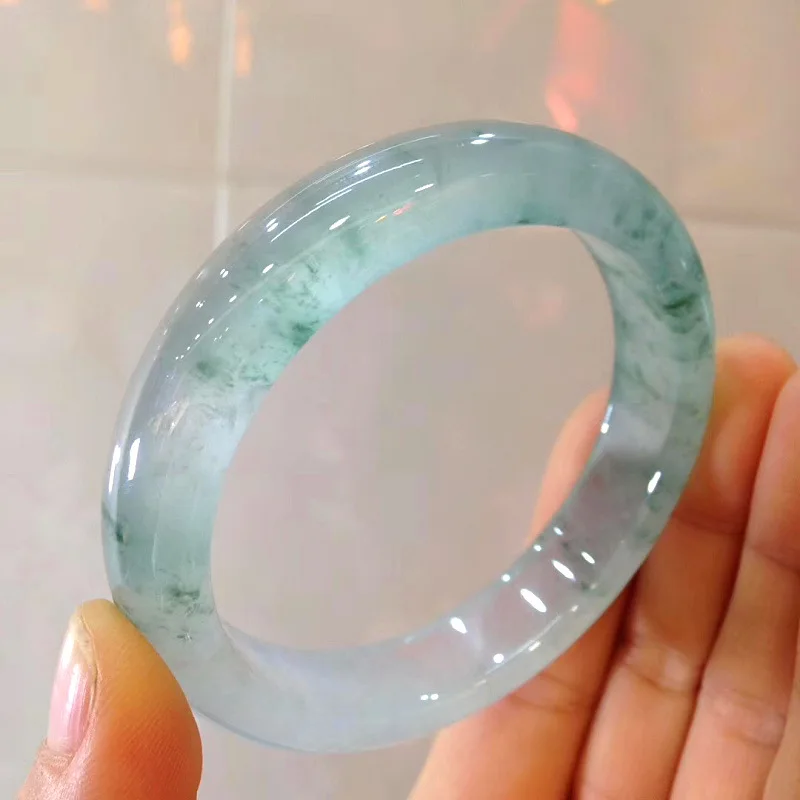 Браслет из янтаря с подвеской в виде плавающих цветов Мьянмы