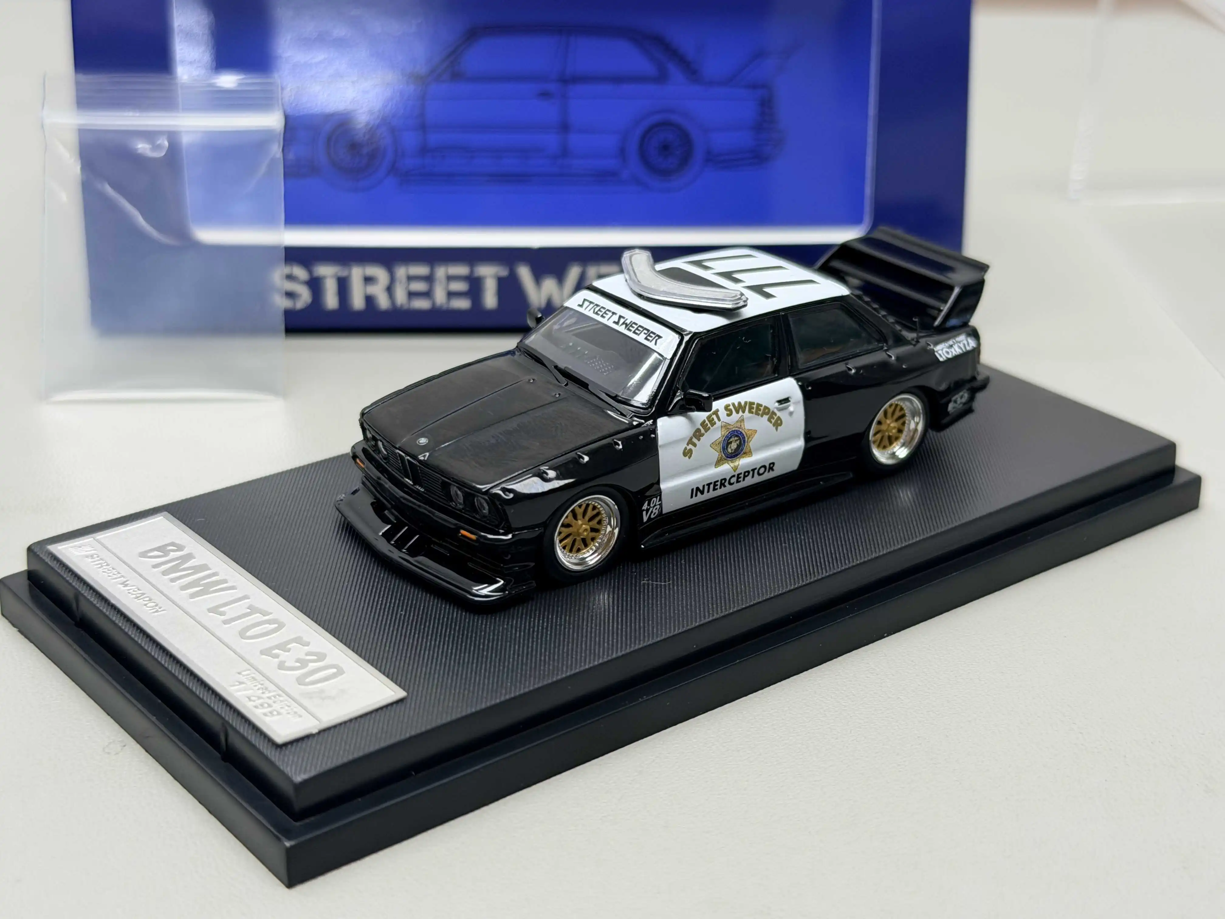 Фото Масштабная модель автомобиля BMW E30 M3 LTO из литого металла, 1:64 №4